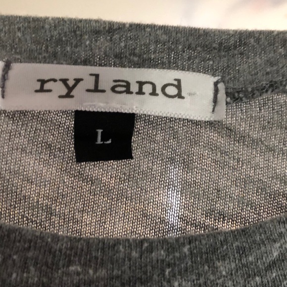 Gray t-shirt with dark grey sleeves - Picture 2 of 3